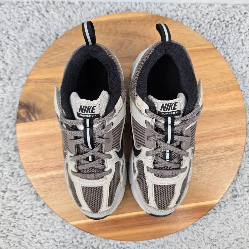 Nike Kids 2y Vomero 5 PS College Grey Black Cave Stone Daily Athletic Sneaker